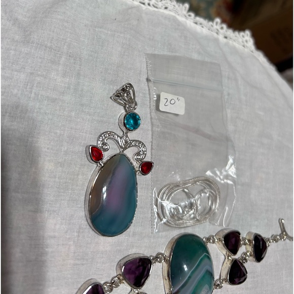 Absolutely Gorgeous Matching Necklace and Bracelet pieces by Hermosa. - Picture 3 of 16